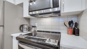 Fridge, microwave, oven, stovetop - Cozy Place to Stay in South Calgary (Calgary)