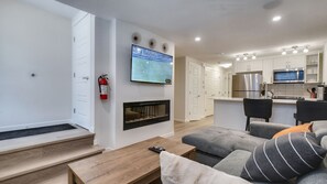 Smart TV, fireplace - Cozy Place to Stay in South Calgary (Calgary)