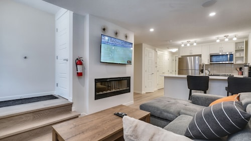 Cozy Place to Stay in South Calgary
