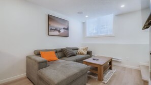 Smart TV, fireplace - Cozy Place to Stay in South Calgary (Calgary)