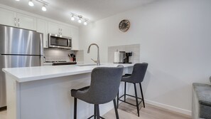 Fridge, microwave, oven, stovetop - Cozy Place to Stay in South Calgary (Calgary)