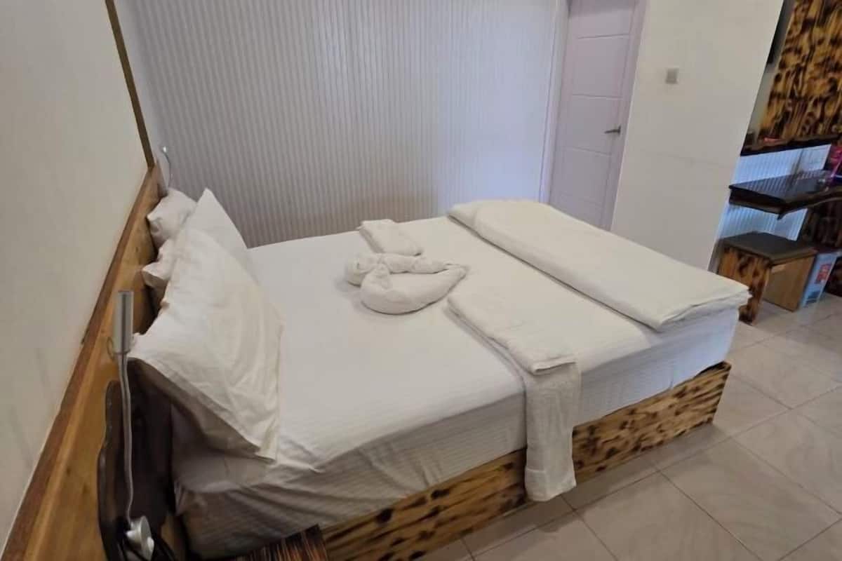 Meja kerja, kedap suara, Wi-Fi gratis, dan seprai linen