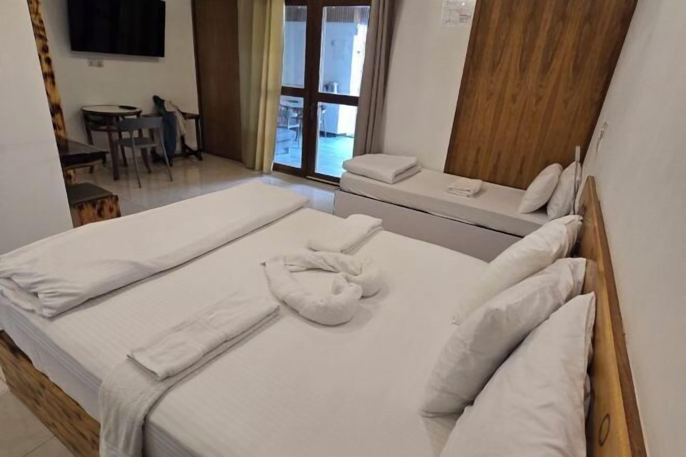 Desk, soundproofing, free WiFi, bed sheets