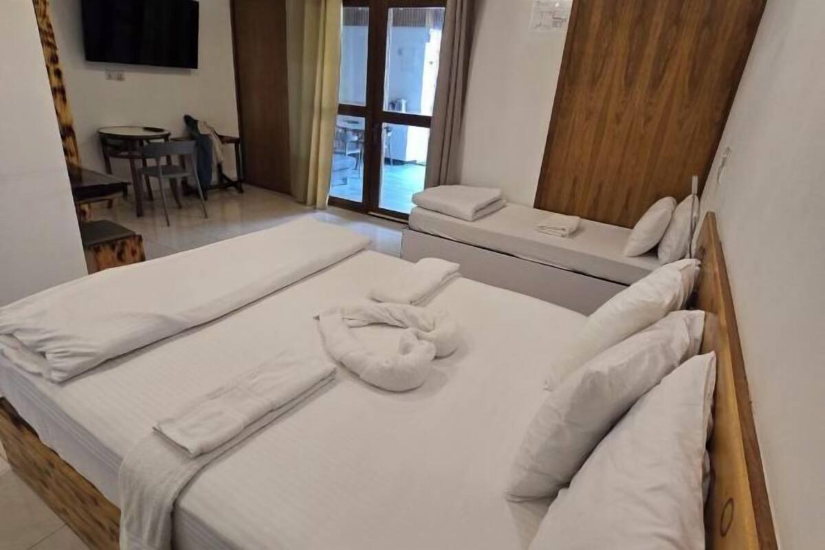 Meja kerja, kedap suara, Wi-Fi gratis, dan seprai linen