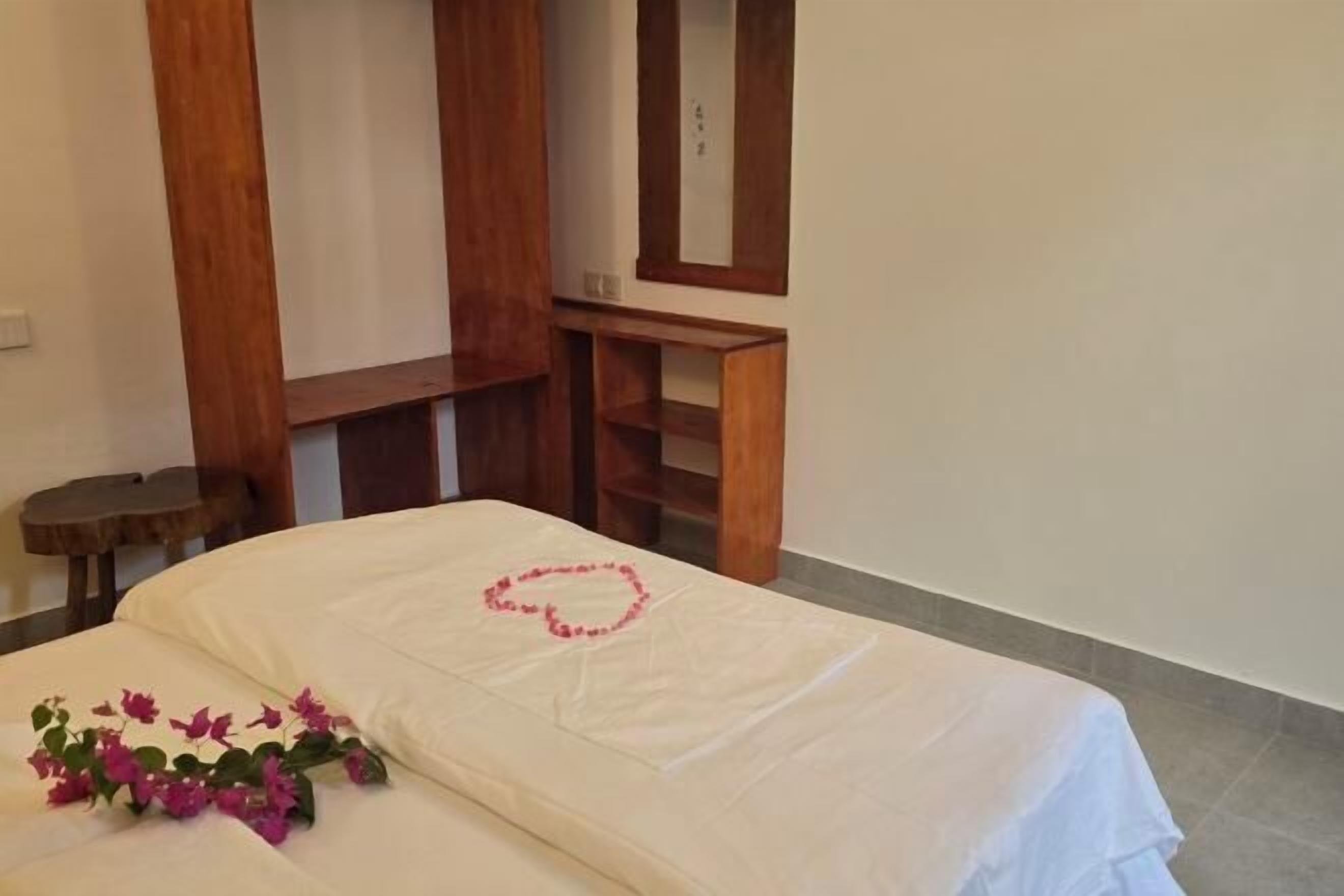 Desk, soundproofing, free WiFi, bed sheets