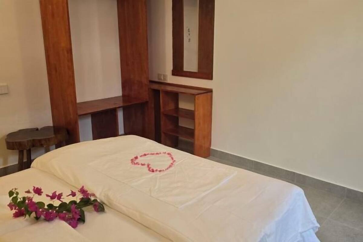 Meja kerja, kedap suara, Wi-Fi gratis, dan seprai linen