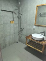 Ducha, toallas, jabón, shampoo