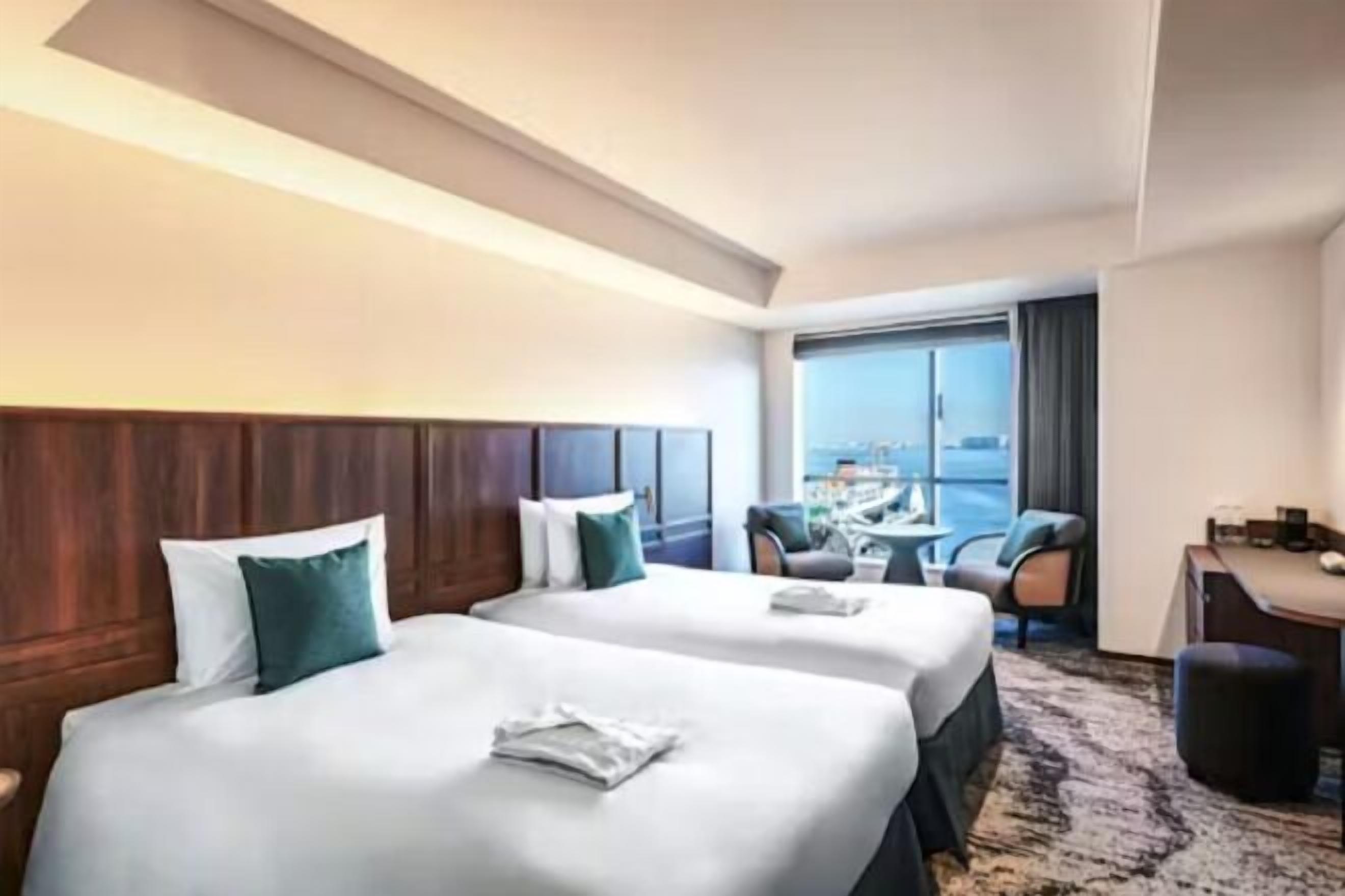 Down comforters, in-room safe, blackout drapes, free WiFi