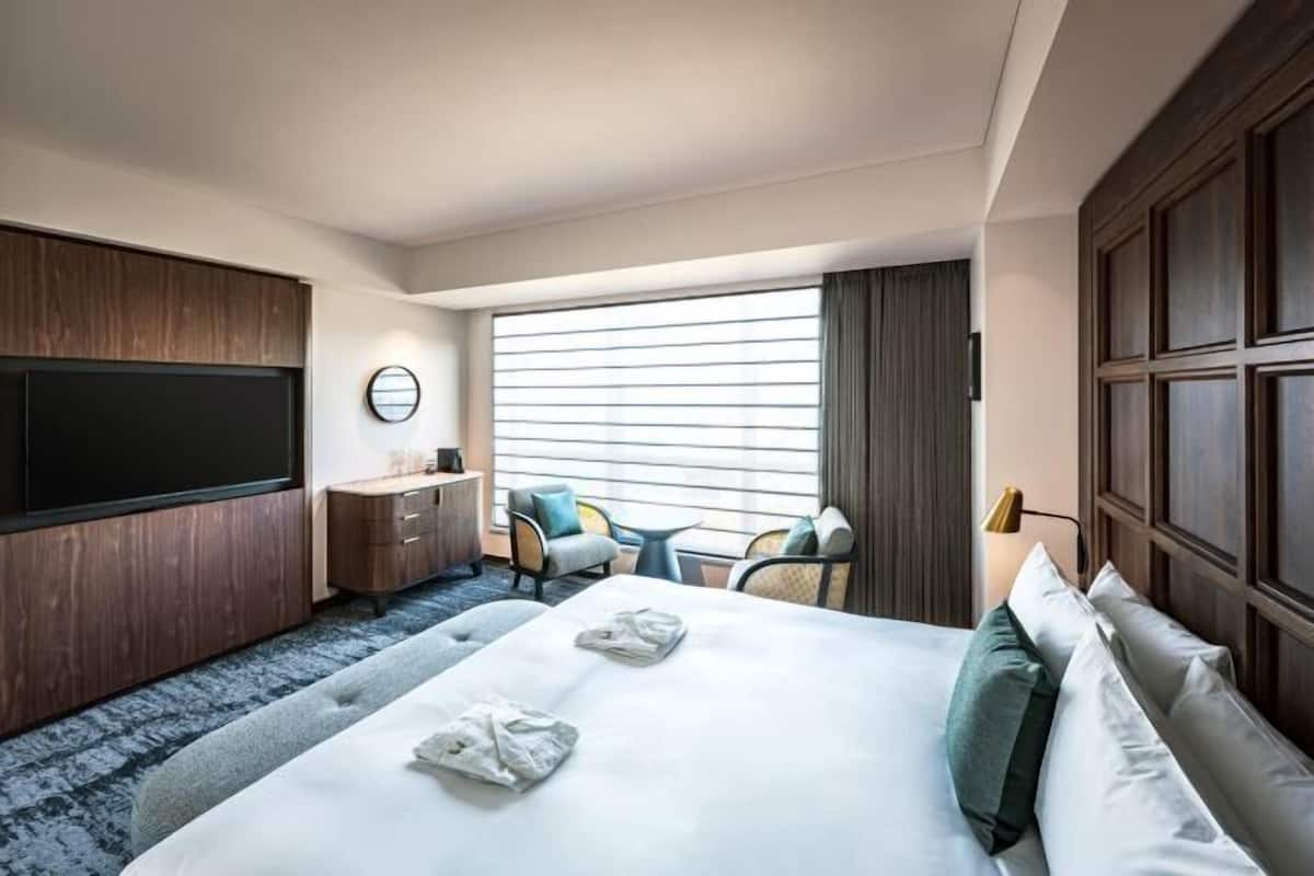 Down comforters, in-room safe, blackout drapes, free WiFi