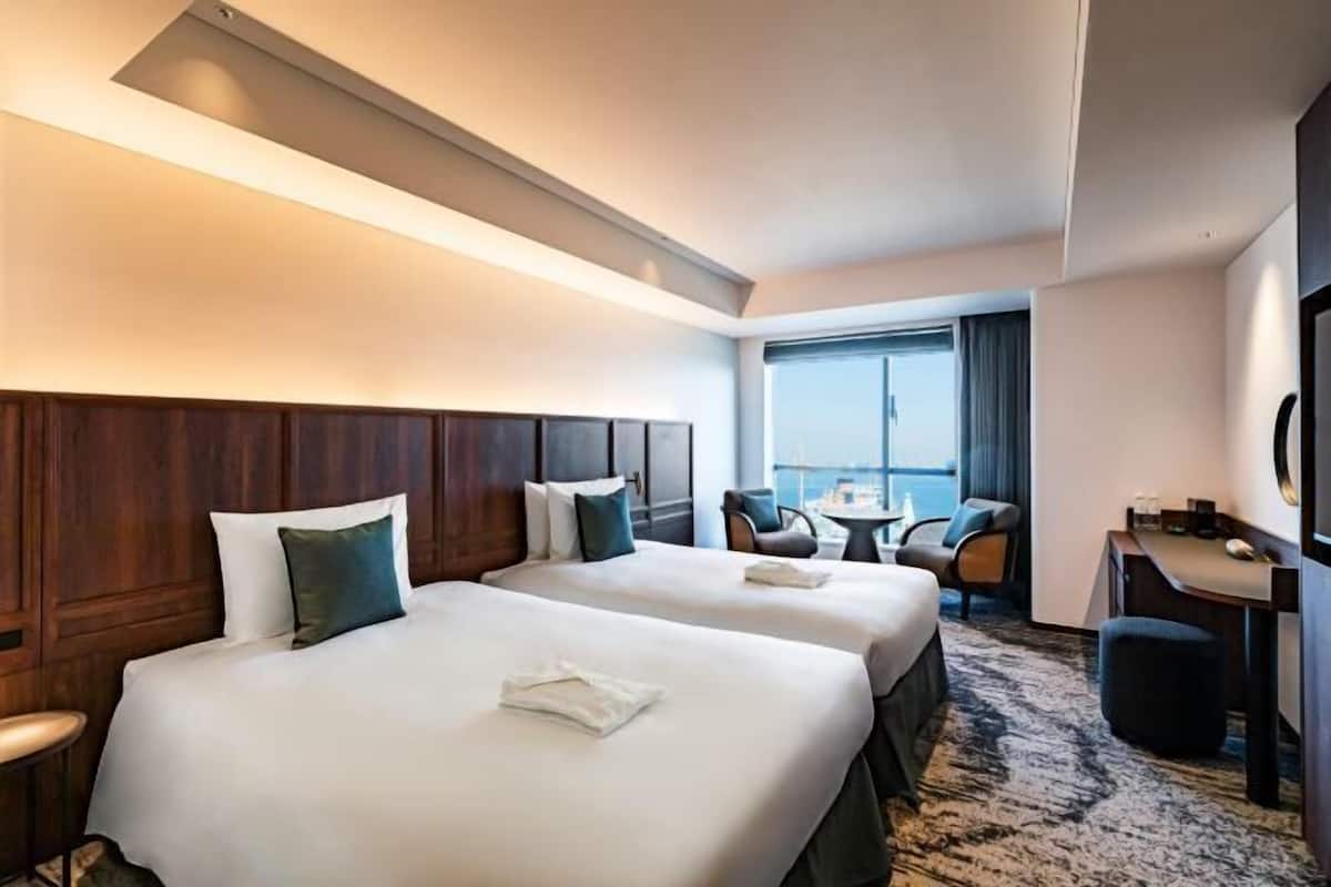 Down comforters, in-room safe, blackout drapes, free WiFi