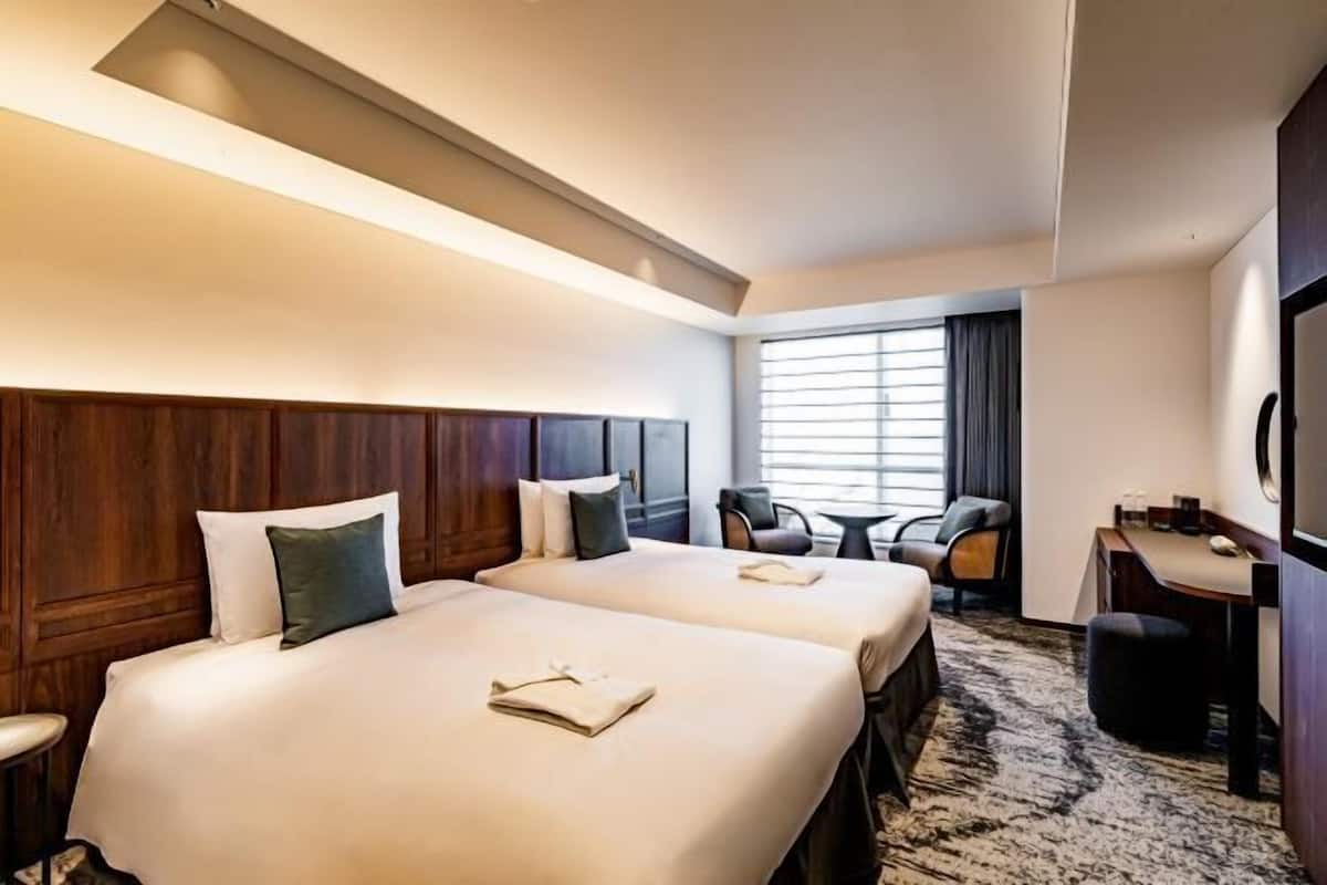 Down comforters, in-room safe, blackout drapes, free WiFi