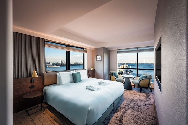 Down duvets, in-room safe, blackout curtains, free WiFi