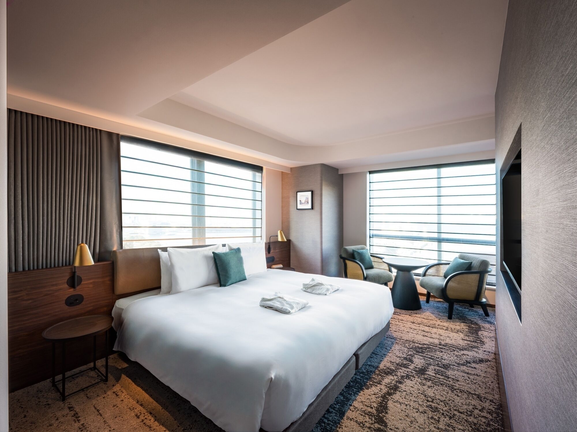 Deluxe kamer, 1 kingsize bed, niet-roken, hoek (Low Floor) | Donsdekens, een kluis op de kamer, verduisterende gordijnen, gratis wifi