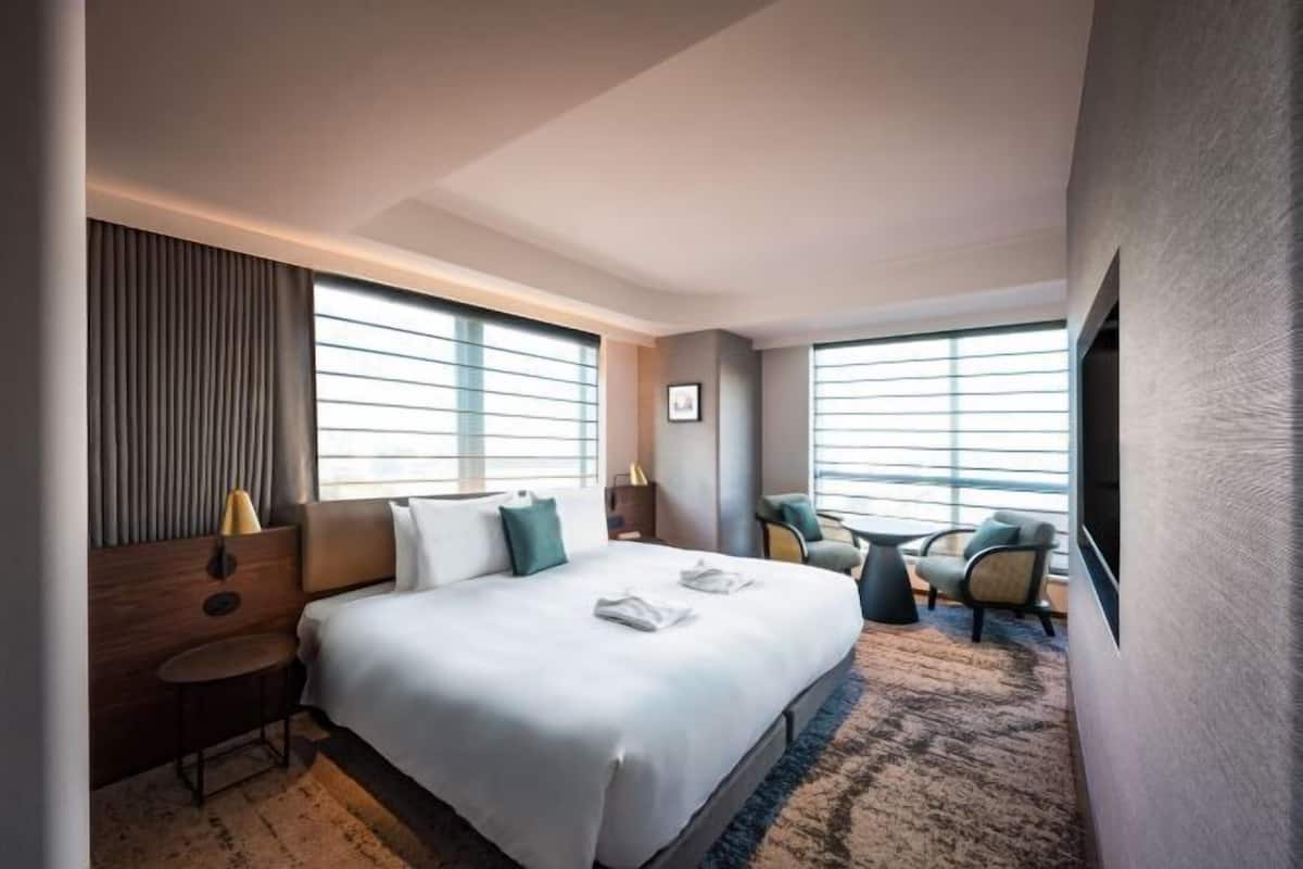 Down comforters, in-room safe, blackout drapes, free WiFi