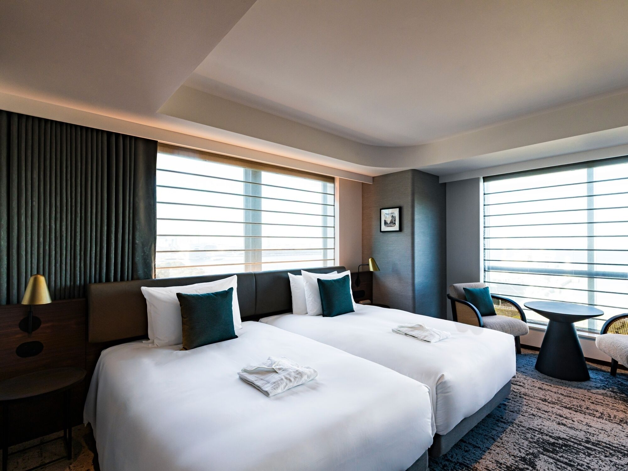 Deluxe Twin kamer, niet-roken, hoek (Low Floor) | Donsdekens, een kluis op de kamer, verduisterende gordijnen, gratis wifi