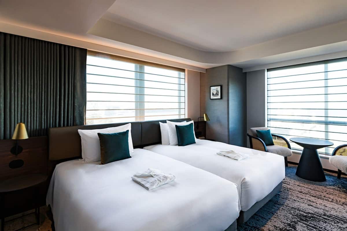 Deluxe Twin kamer, niet-roken, hoek (Low Floor) | Donsdekens, een kluis op de kamer, verduisterende gordijnen, gratis wifi