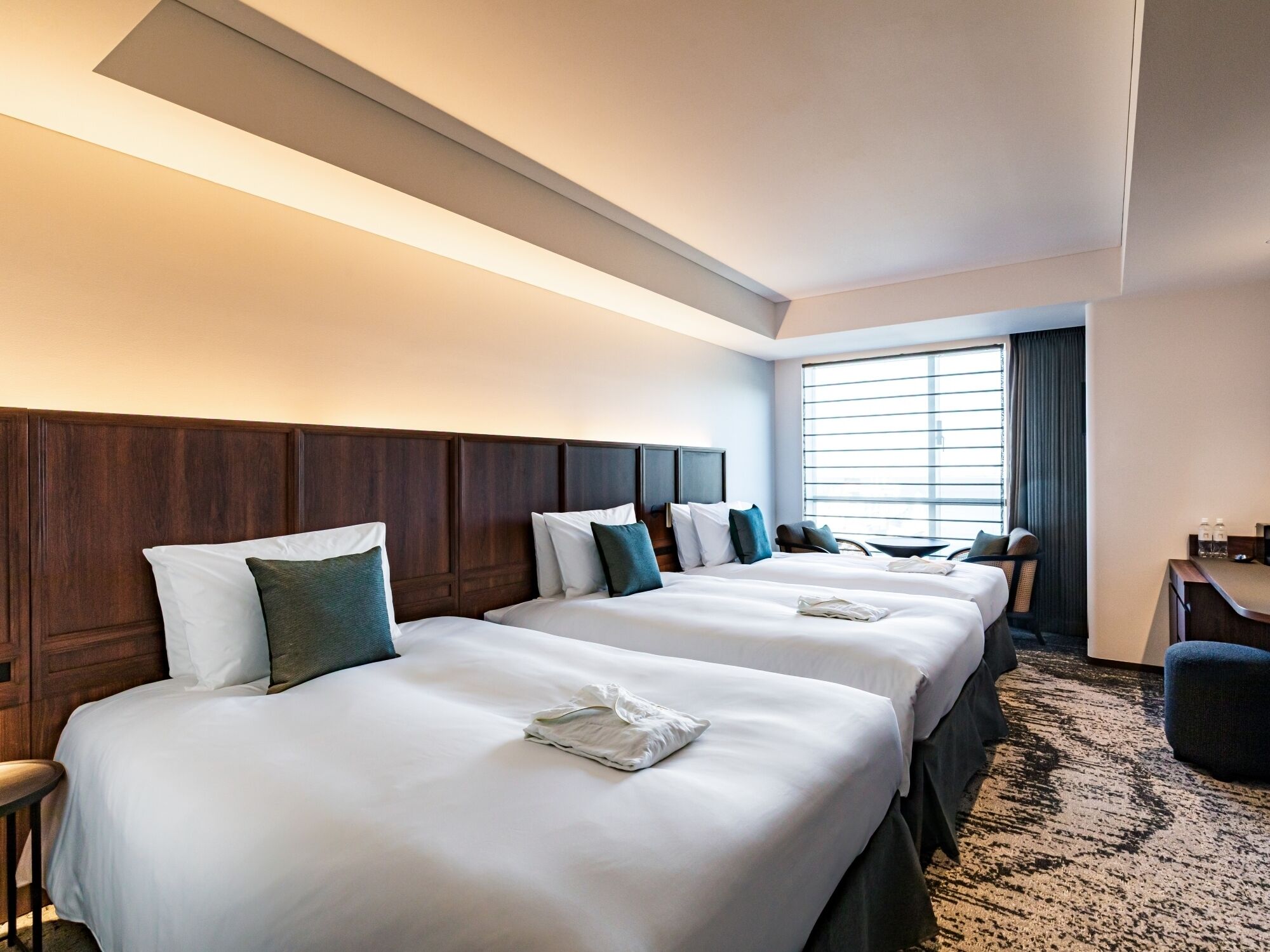 Deluxe driepersoonskamer, niet-roken (Low Floor) | Donsdekens, een kluis op de kamer, verduisterende gordijnen, gratis wifi