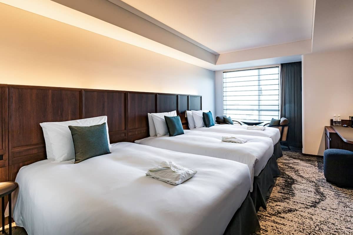 Deluxe driepersoonskamer, niet-roken (Low Floor) | Donsdekens, een kluis op de kamer, verduisterende gordijnen, gratis wifi