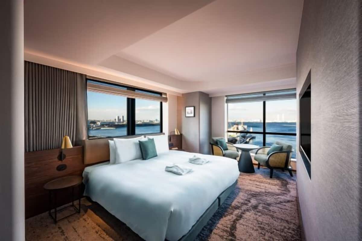 Down comforters, in-room safe, blackout drapes, free WiFi