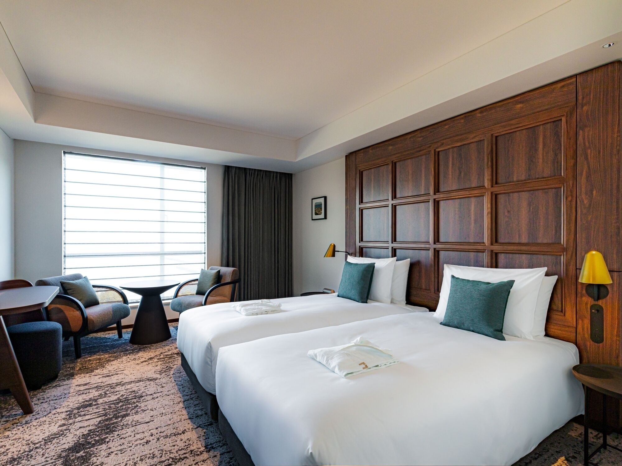 Deluxe Twin kamer, niet-roken (Low Floor) | Donsdekens, een kluis op de kamer, verduisterende gordijnen, gratis wifi