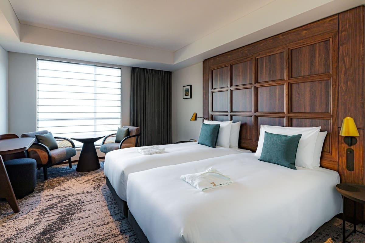 Deluxe Twin kamer, niet-roken (Low Floor) | Donsdekens, een kluis op de kamer, verduisterende gordijnen, gratis wifi