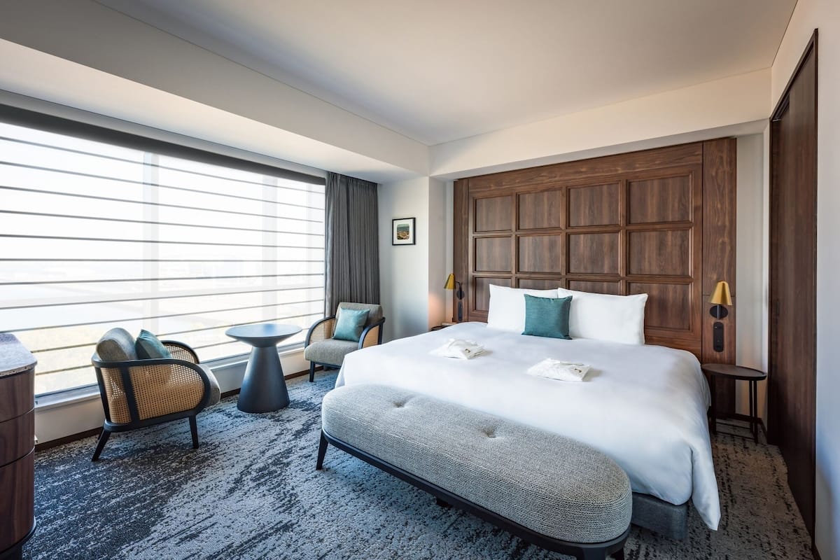 Deluxe kamer, 1 kingsize bed, niet-roken (Low Floor) | Donsdekens, een kluis op de kamer, verduisterende gordijnen, gratis wifi