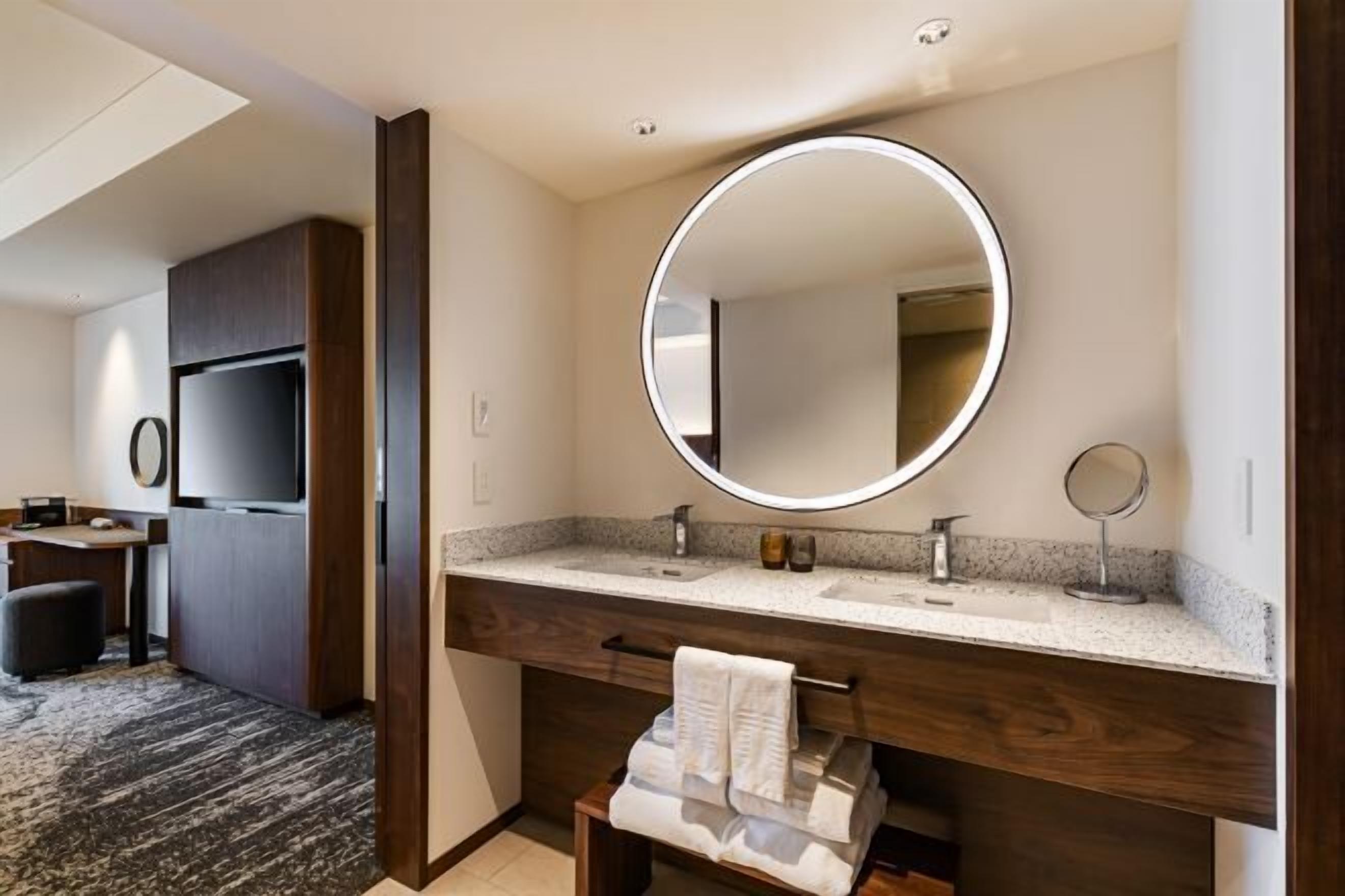 バスアメニティ (無料)、ヘアドライヤー、スリッパ、洗浄機付トイレ