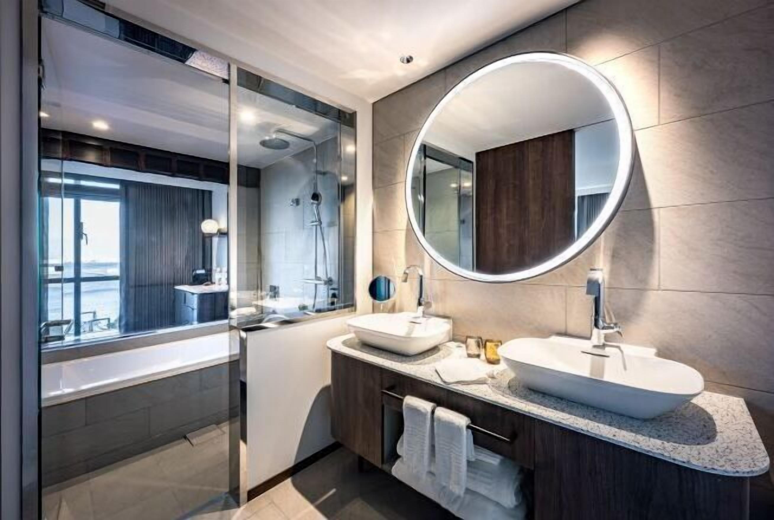 バスアメニティ (無料)、ヘアドライヤー、スリッパ、洗浄機付トイレ