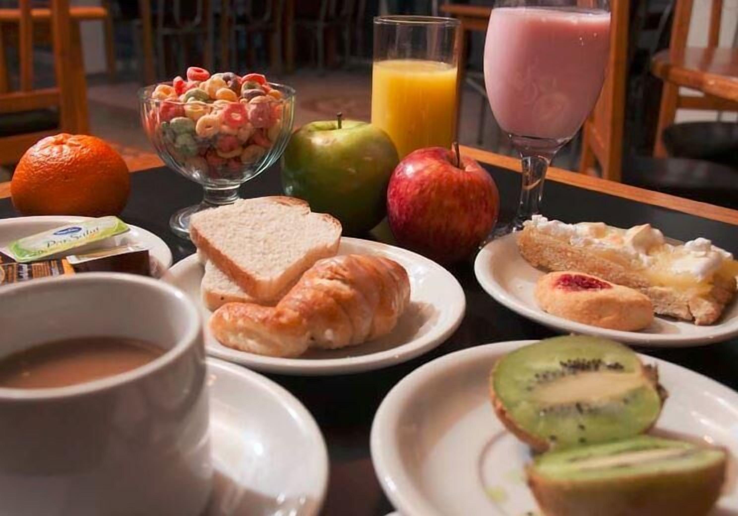 Un desayuno con diversas opciones de comida y bebidas.