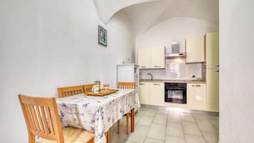 Appartamento familiare, camere multiple, 2 bagni, fronte mare (Sea Stone - 100m From The Sea) | Ristoranti