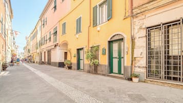 Appartamento familiare, camere multiple, 2 bagni, fronte mare (Sea Stone - 100m From The Sea) | Esterni