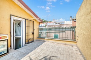 Appartement Familial, plusieurs chambres, 2 salles de bains, vue mer (Sea Stone - 100m From The Sea) | Terrasse/Patio