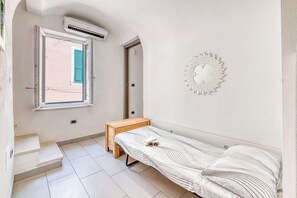 Family Apartment, Multiple Bedrooms, 2 Bathrooms, Sea Facing (Sea Stone - 100m From The Sea) | Interior