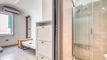 Appartement Familial, plusieurs chambres, 2 salles de bains, vue mer (Sea Stone - 100m From The Sea) | Salle de bain
