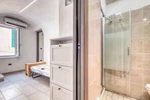 Appartement Familial, plusieurs chambres, 2 salles de bains, vue mer (Sea Stone - 100m From The Sea) | Salle de bain