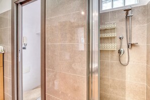 Apartamento família, vários quartos, 2 banheiros (Sea Stone - 100m From The Sea) | Banheiro | Chuveiro, secador de cabelo, bidê, toalhas de banho