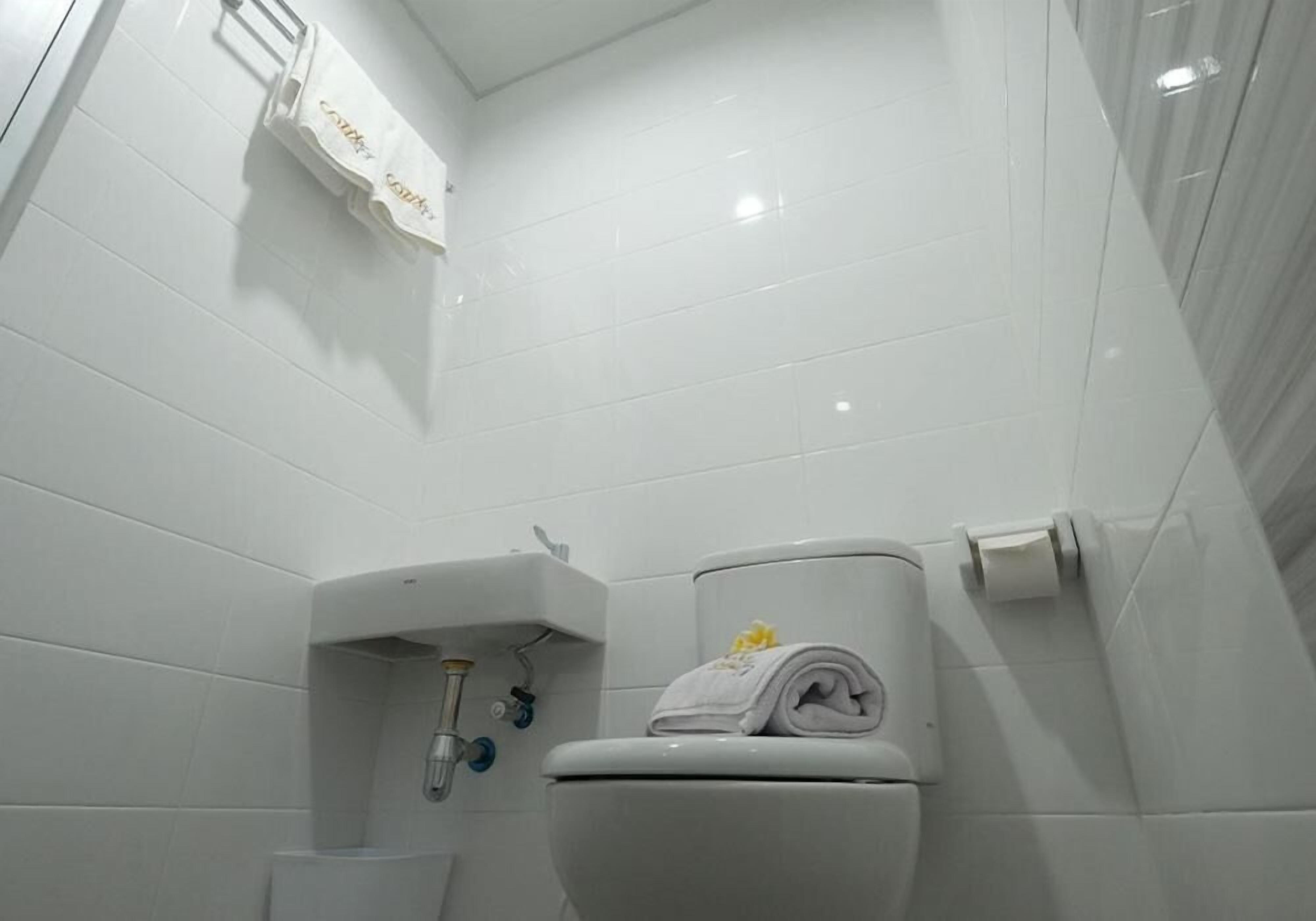Standard Double or Twin Room | Bathroom | Shower, towels
