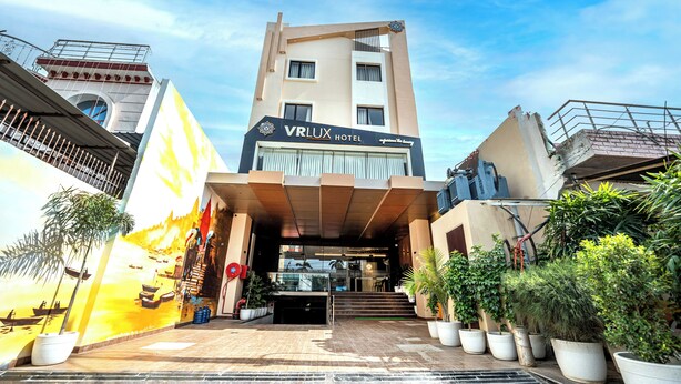 L’extérieur du VRLUX HOTEL présente un design moderne, avec une entrée imposante et un escalier menant au hall d’accueil.