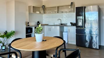 Deluxe Apartment, 1 King Bed with Sofa bed, Vineyard View | Dining room