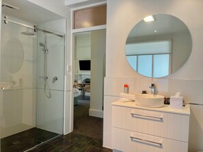 Studio Deluxe, quang cảnh vườn nho | Phòng tắm | Khăn tắm, xà phòng, dầu gội, gi  ấy vệ sinh 