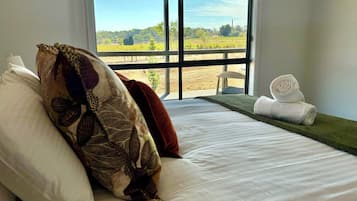 Appartamento Deluxe, 1 letto king con divano letto, vista vigneti | 1 camera, tende oscuranti, ferro/asse da stiro, Wi-Fi gratuito