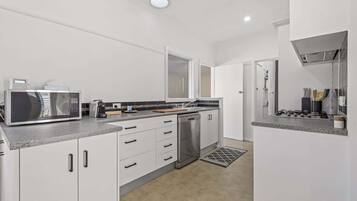 Kylskåp, mikrovågsugn, ugn och spishäll