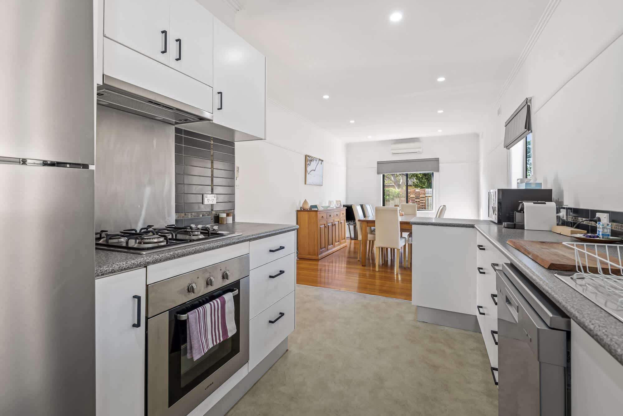 冷蔵庫、電子レンジ、オーブン、コンロ