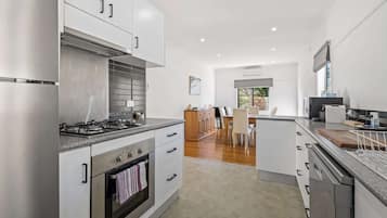 Kylskåp, mikrovågsugn, ugn och spishäll