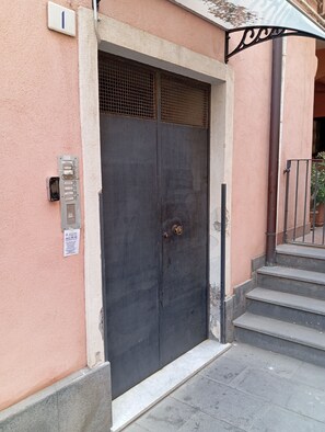 Exterior detail - Happy Holiday alley Stromboli (Catania)