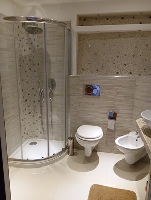 Bruser, hårtørrer, bidet, håndklæder