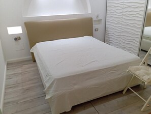 1 soveværelse, pengeskab på værelset, strygejern/strygebræt, sengetøj