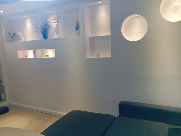 Interior - Happy Holiday alley Stromboli (Catania)