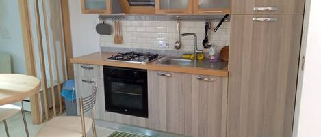 Frigorifero, forno, piano cottura, macchina per tè/caffè