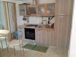Fridge, oven, stovetop, coffee/tea maker - Happy Holiday alley Stromboli (Catania)
